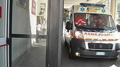 Malore fatale, muore mentre gonfia la gomma di un pullman