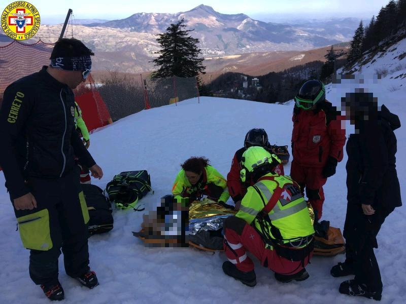 I soccorsi al giovane inglese cehe si è feito cadendo sulle piste di Cerreto Laghi