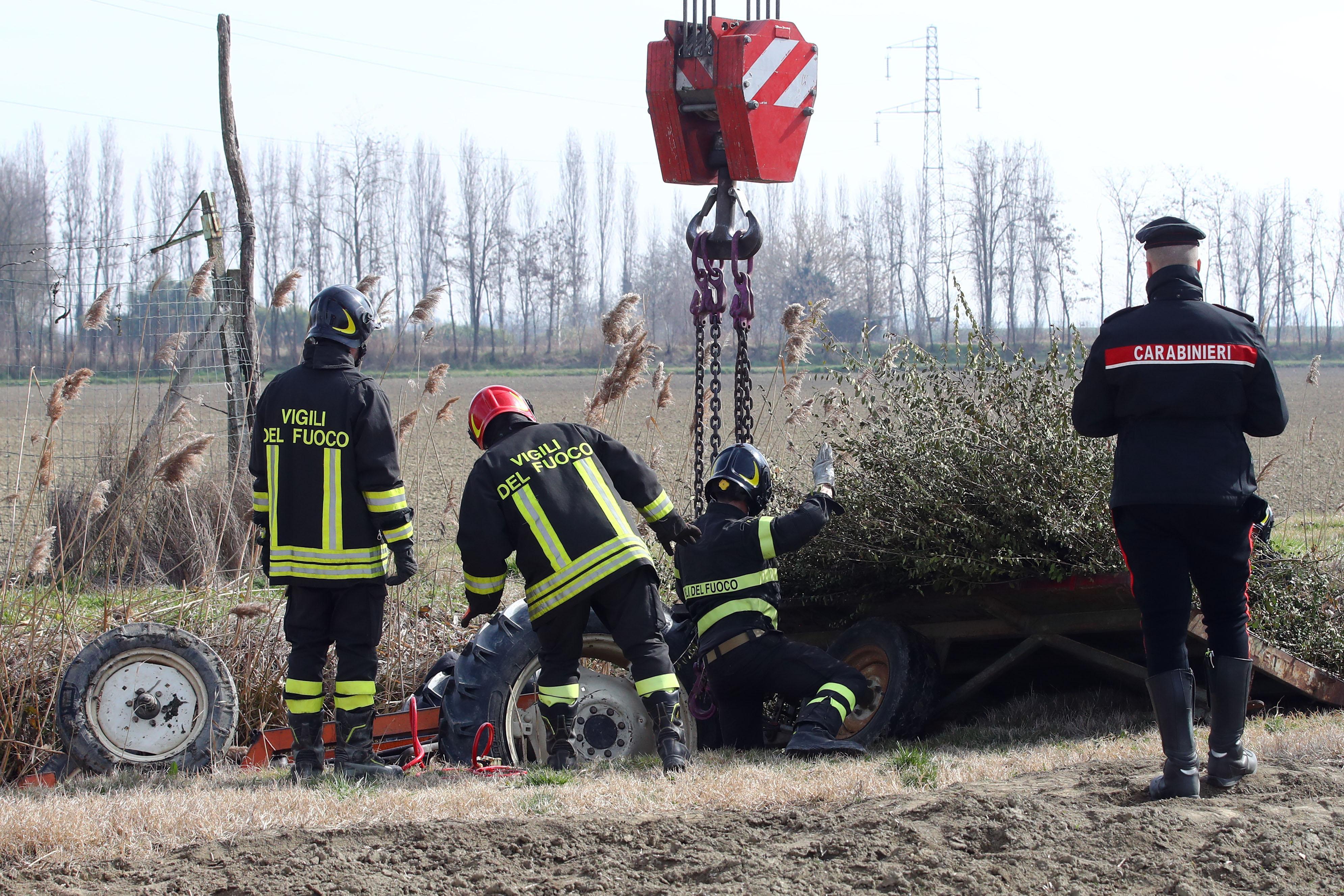 Tragedia sui campi, muore schiacciato dal trattore