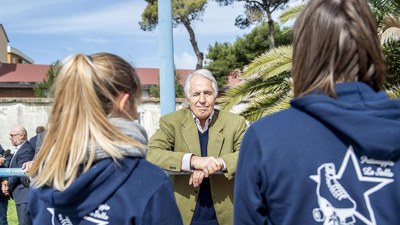 Giovanni Malagò, presidente del Coni, in visita a Livorno. Qui il numero dello sport italiano saluta alcune atlete del circolo di pattinaggio La Stella