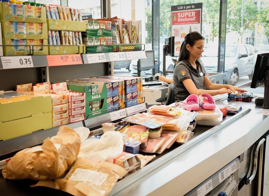 Una commessa della Lidl al lavoro in uno dei supermercati della catena (foto fornita da Lidl)
