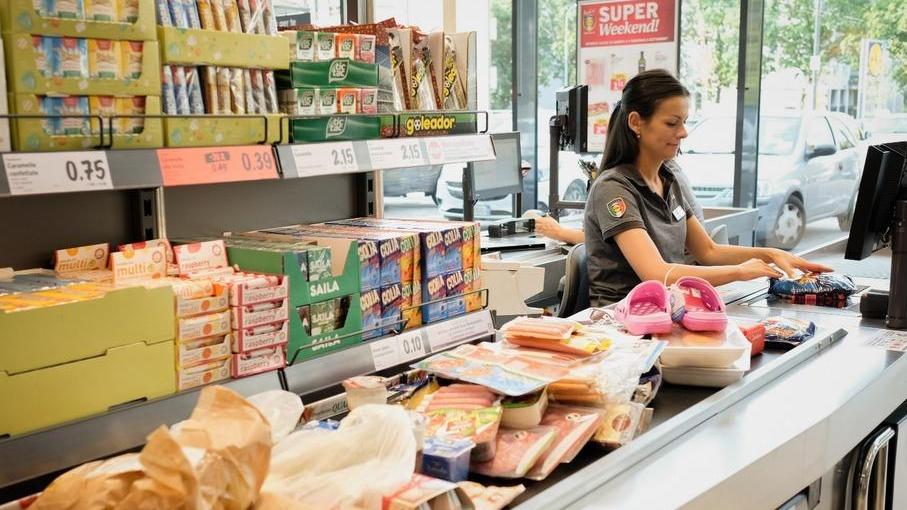 Una commessa della Lidl al lavoro in uno dei supermercati della catena (foto fornita da Lidl)