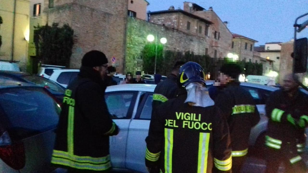 Bambino di 5 mesi resta chiuso nell'auto della madre