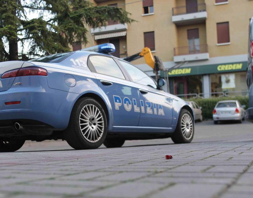 Reggio Emilia, aggredita dal suo ex davanti alla banca: lui era già stato denunciato per stalking