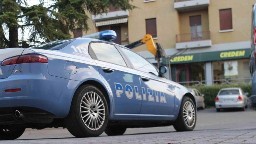 Reggio Emilia, aggredita dal suo ex davanti alla banca: lui era già stato denunciato per stalking