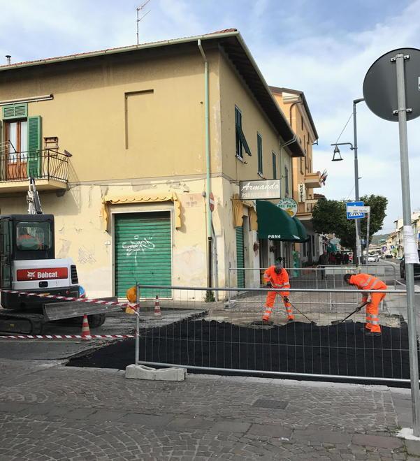 Il cantiere per stendere il bitume agli incroci sull'Aurelia