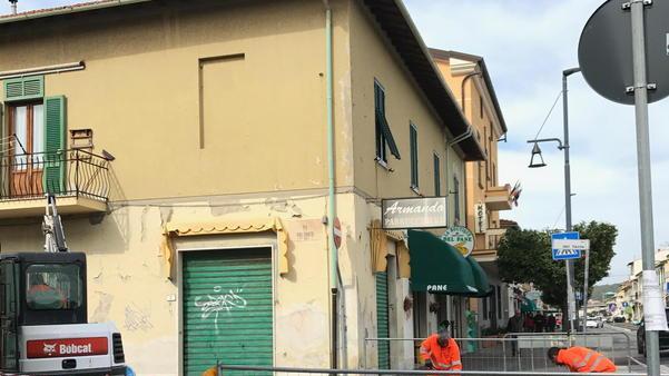 Il cantiere per stendere il bitume agli incroci sull'Aurelia