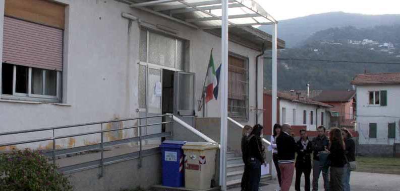 Entrano a scuola e si portano via un computer 