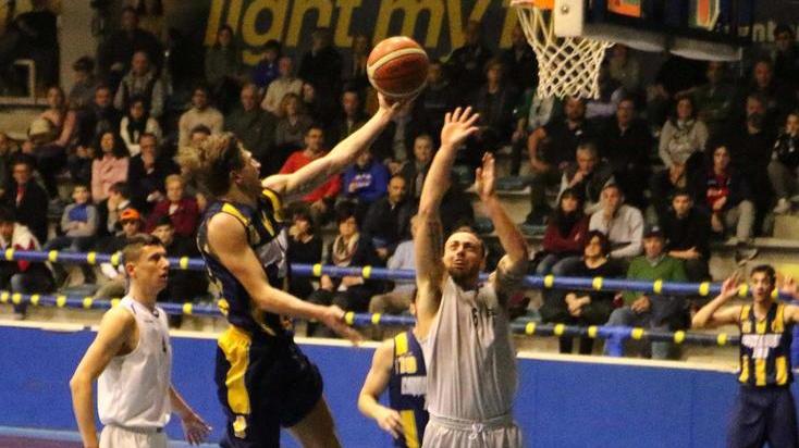 La Cmc rimonta e si aggiudica il derbissimo con la Spintermar