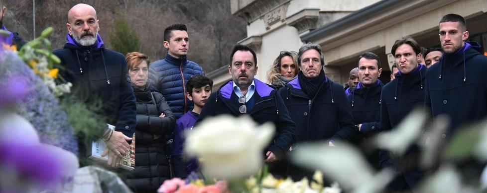 Un anno senza Davide Astori La Fiorentina e mezza serie A davanti alla tomba del capitano