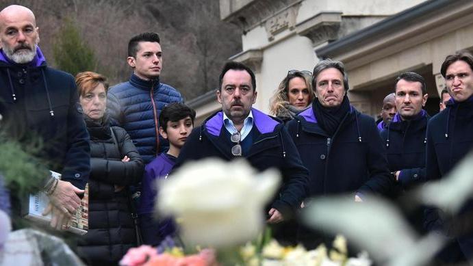 Un anno senza Davide Astori La Fiorentina e mezza serie A davanti alla tomba del capitano