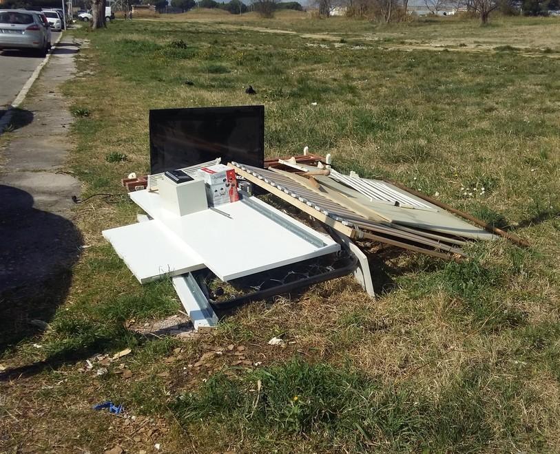 Colti in flagrante mentre buttano la tivù nel campo Si affrettano a ripulire 