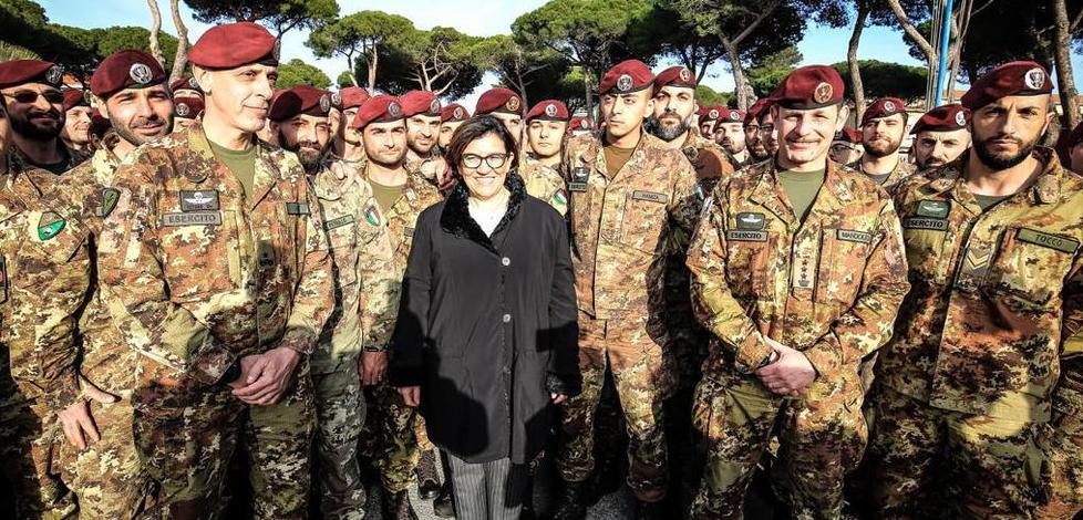 Il ministro Trenta in visita ai reparti della Folgore