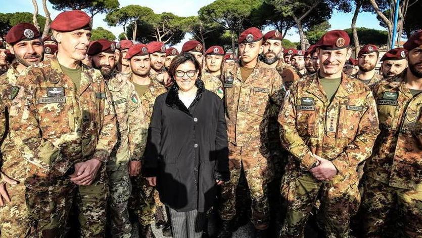 Il ministro Trenta in visita ai reparti della Folgore