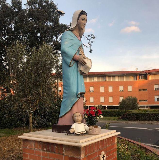 Vandalizzata la statua della Madonna: teppisti staccano Gesù Bambino