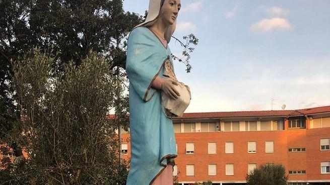 Vandalizzata la statua della Madonna: teppisti staccano Gesù Bambino