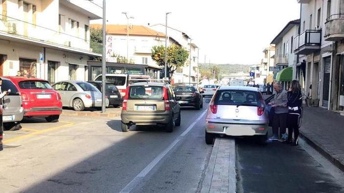 Un’auto finisce sul cordolo della pista ciclabile contestata