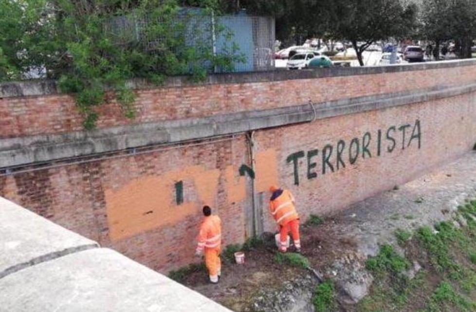 Scritte contro Matteo Salvini sui Lungarni