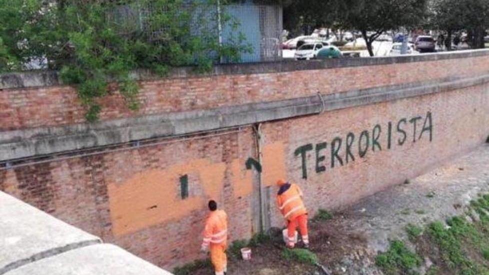 Scritte contro Matteo Salvini sui Lungarni