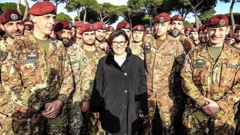 Il ministro Trenta visita la Folgore