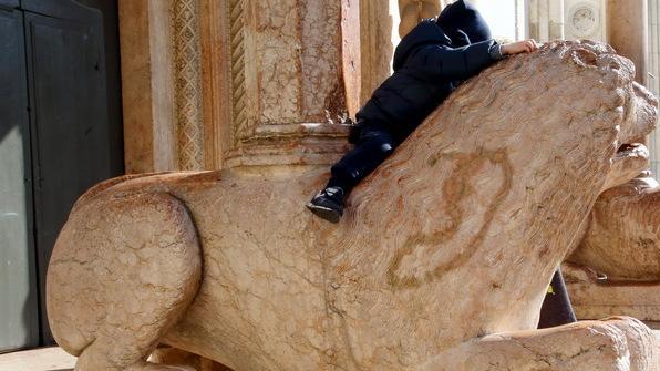 Bimbo confessa ai genitori: «Ho sporcato io il Duomo»