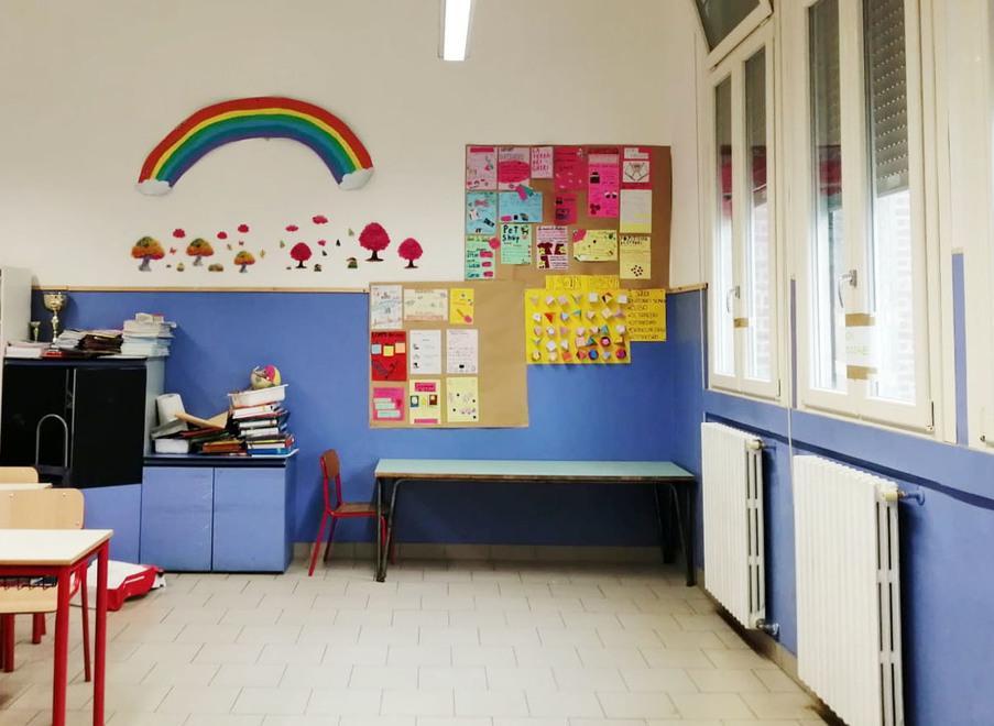 La scuola ha riaperto Tutti firmano il polso della bambina ferita 