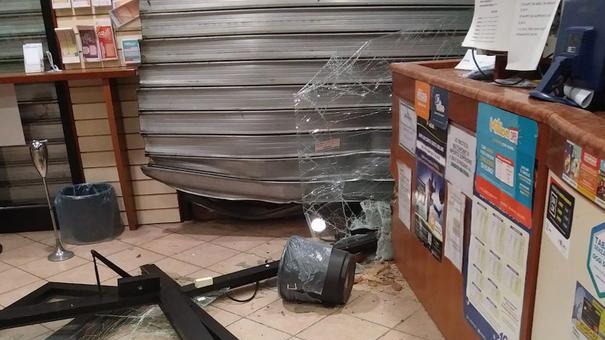 Usano il furgone come ariete devastata la tabaccheria 2A