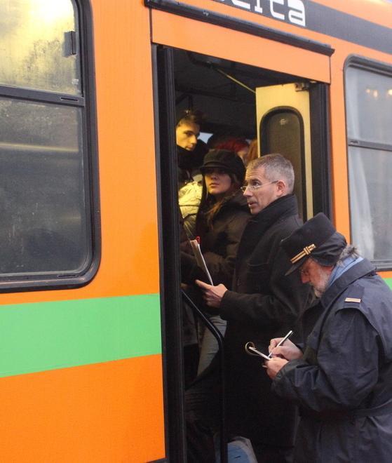 Sul bus senza biglietto danno generalità false
