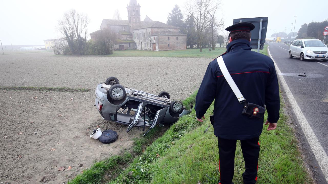 L'auto della donna cappottata nel campo agricolo