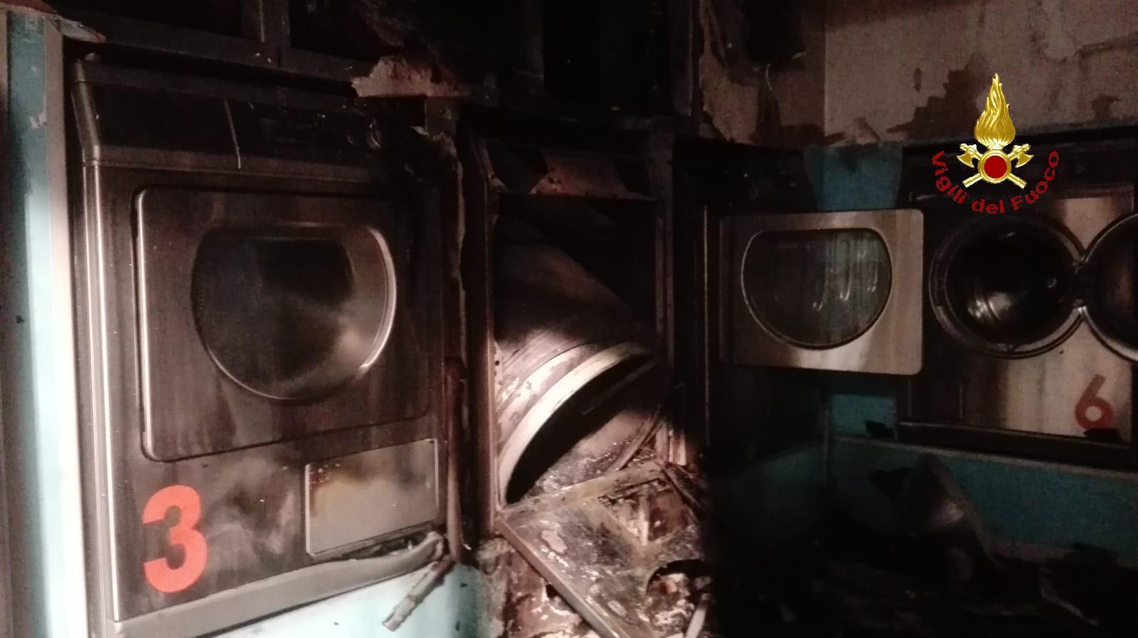 Fiamme nella lavanderia, quattro appartamenti evacuati