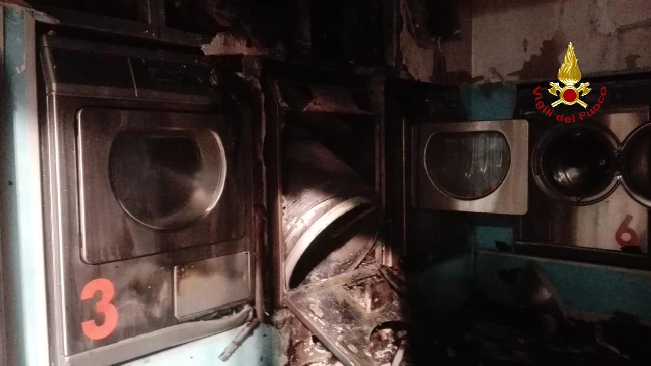 Fiamme nella lavanderia, quattro appartamenti evacuati