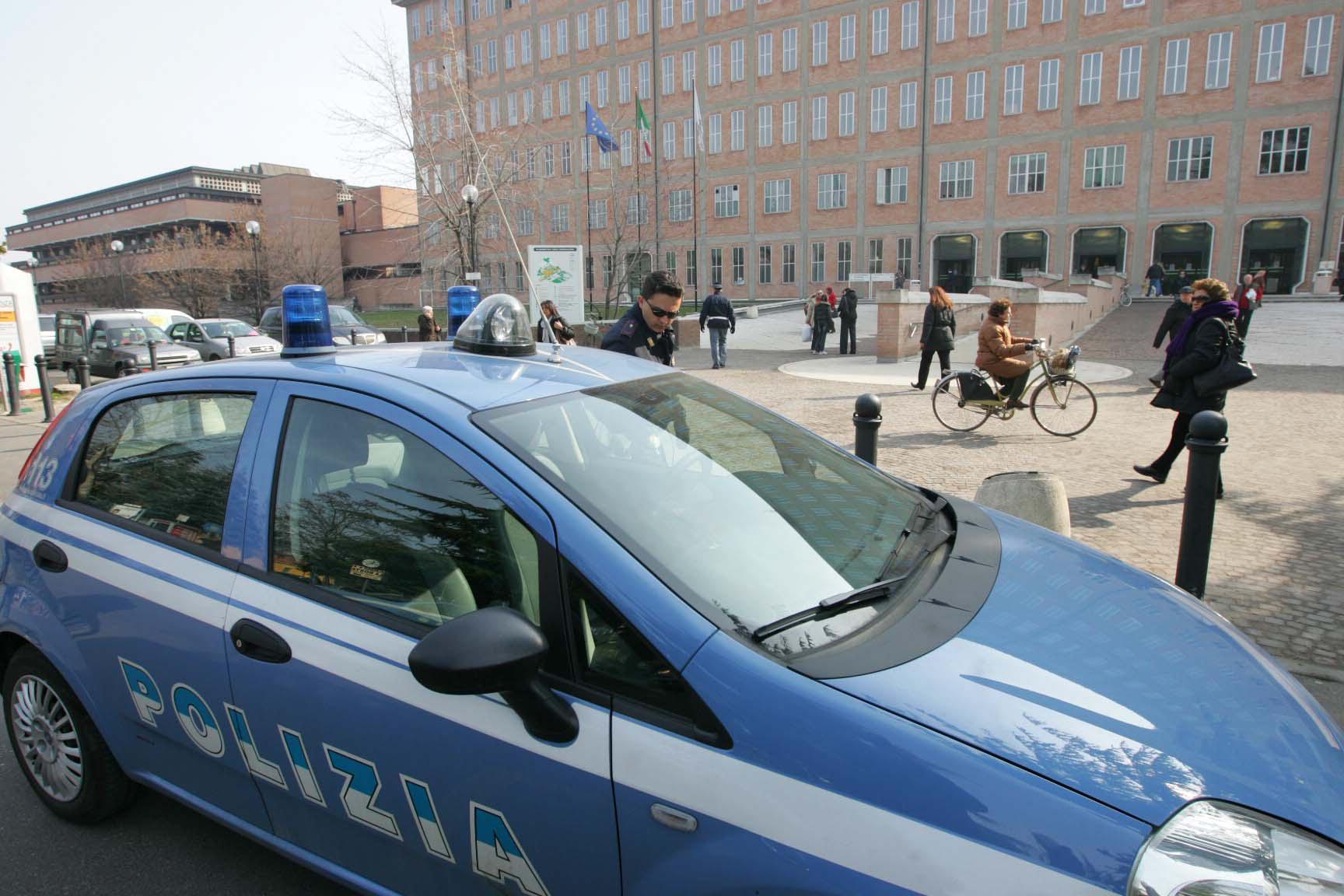 Reggio Emilia: in questura per essere espulso, si ferisce e scappa dall'ospedale