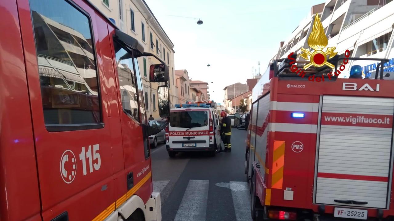 I vigili del fuoco e la Polizia municipale intervenuti nell'incidente