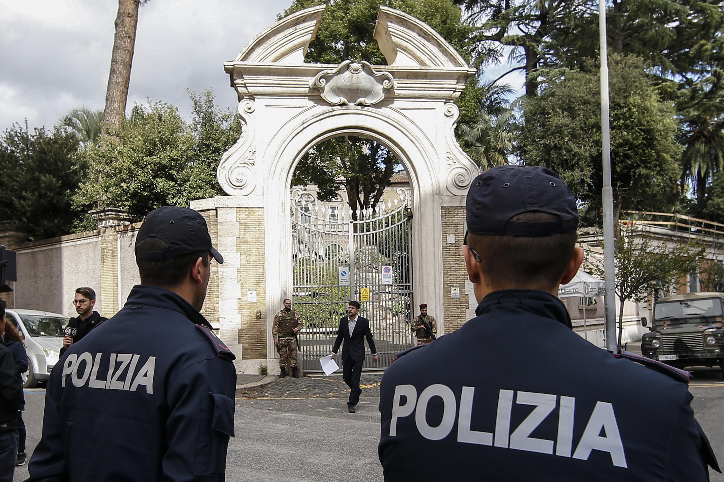 Due agenti della polizia di Stato (foto d'archivio)