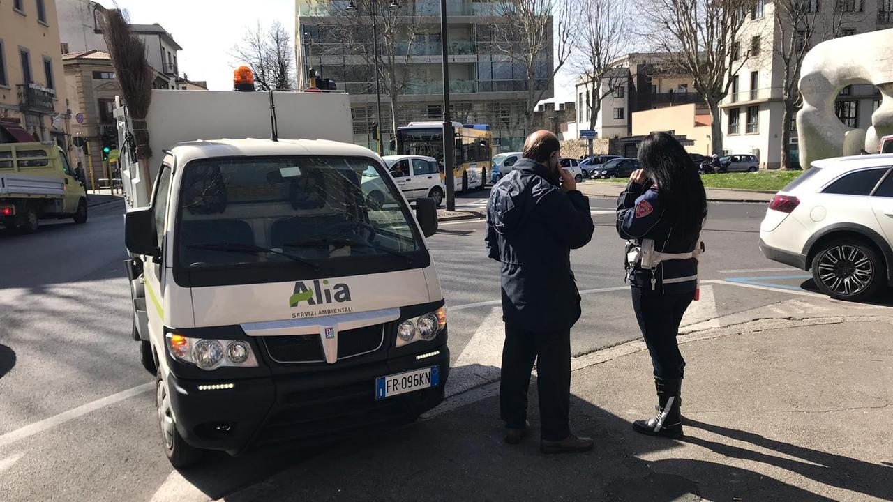 Il mezzo di Alia dopo il tamponamento con i vigili urbani mentre effettuano i rilievi