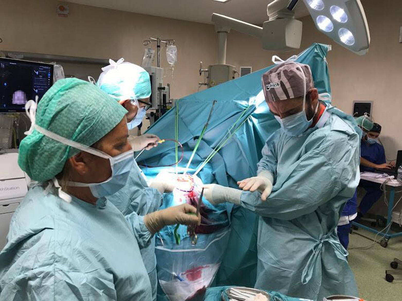 A sinistra con gli occhiali il dottor Orazio Santonocito, primario di Neurochirugia, a destra il neurochirurgo Francesco Pieri