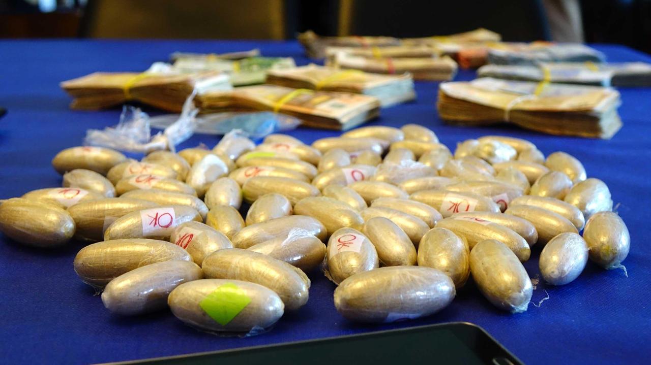 Un sequestro di ovuli di cocaina (archivio)