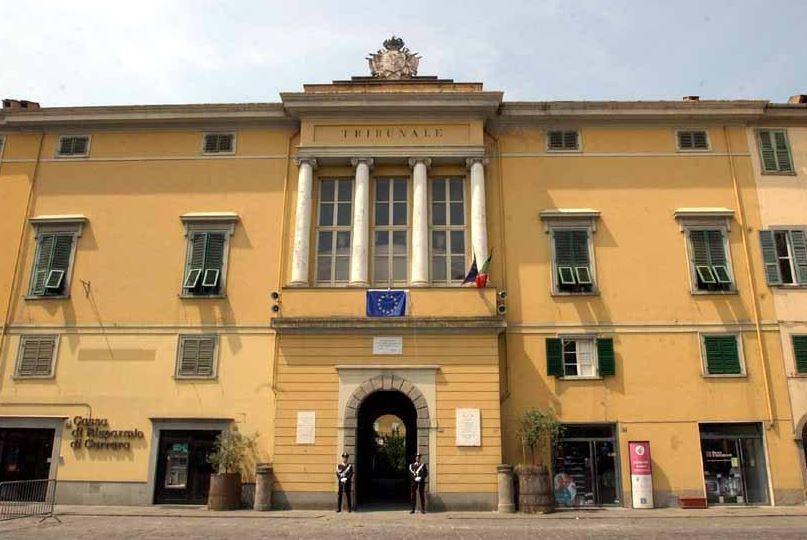 La aggredisce mentre allatta il figlio neonato: «Ma i maltrattamenti non ci sono stati» 