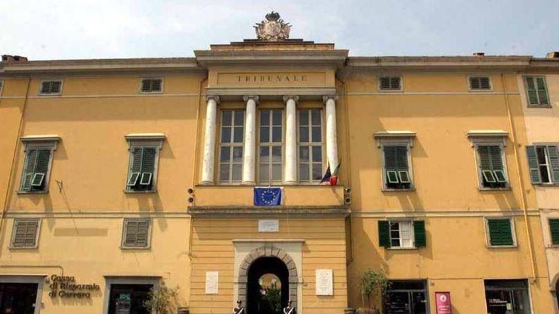 La aggredisce mentre allatta il figlio neonato: «Ma i maltrattamenti non ci sono stati»