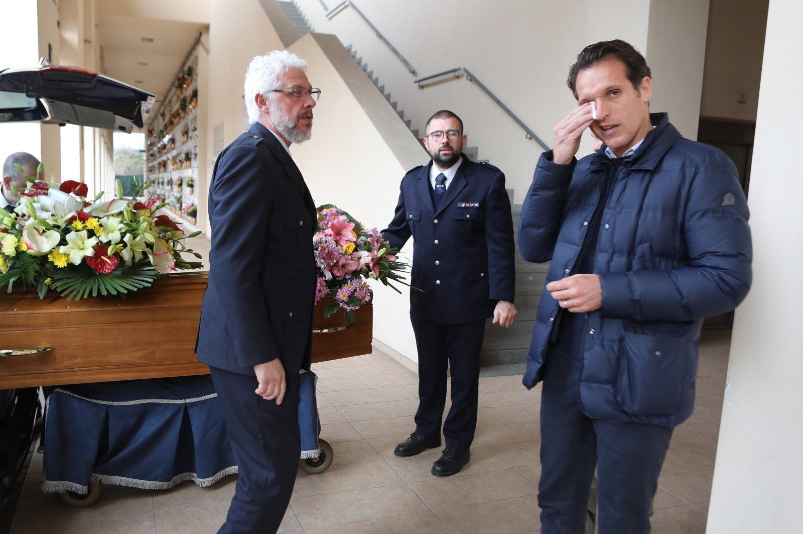 Luca Banti davanti alla salma del padre Piero (Marzi Pentafoto)