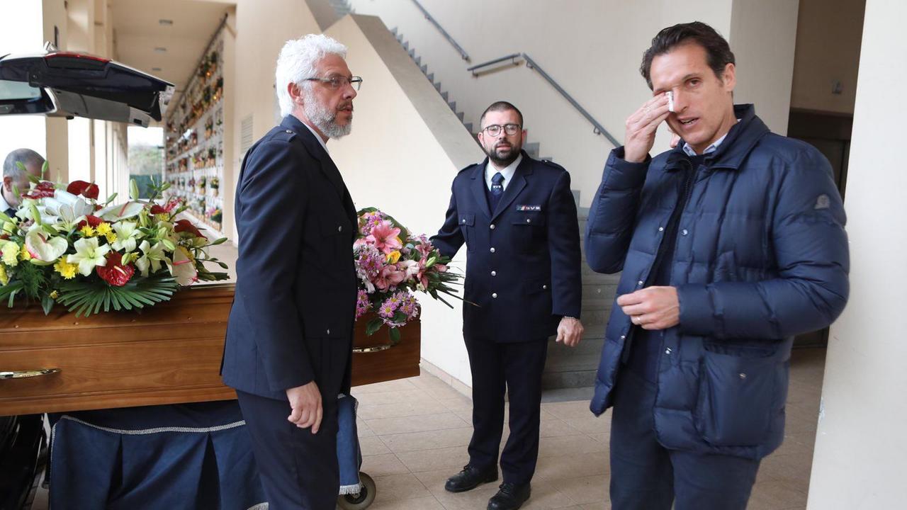 Luca Banti davanti alla salma del padre Piero (Marzi Pentafoto)