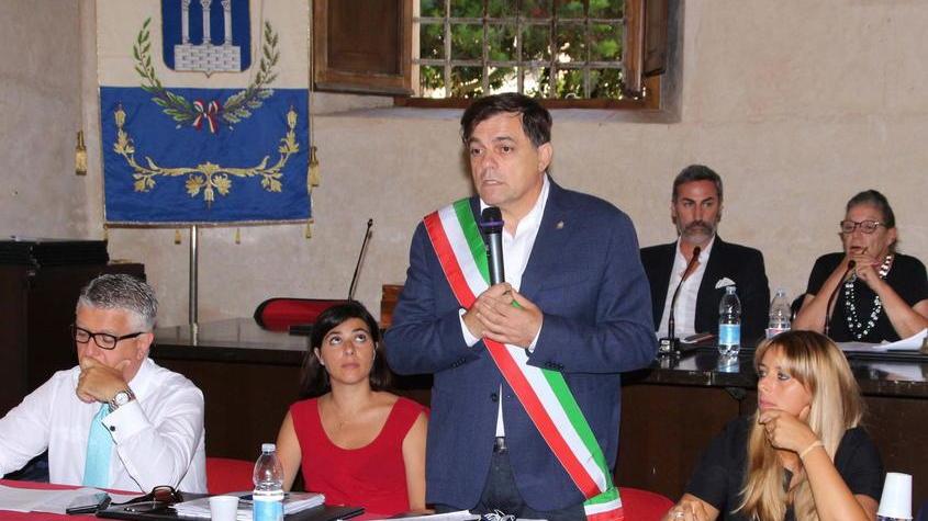 Il sindaco rinuncia: «Le mie aziende non lavoreranno più col Comune»