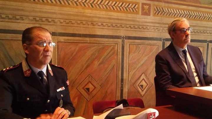 Il comandante della polizia municipale Dario Pancanti e il sindaco Vittorio Gabbanini