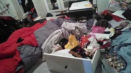 Una camera da letto dopo il passaggio dei ladri (foto d'archivio)
