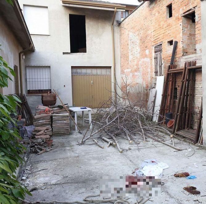 Il cortile nel quale è precipitato il 75enne mentre potava l'albero