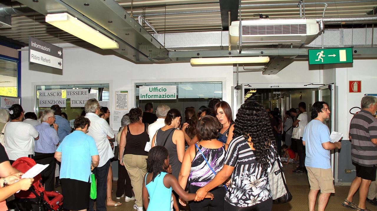Modena, salta la fila, lo sgridano e picchia cardiopatico