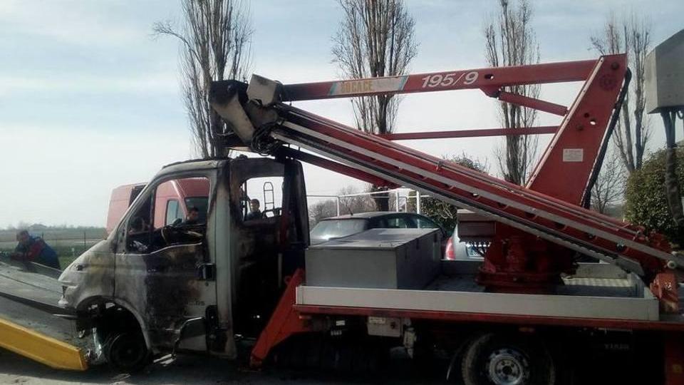 Carpi, notte di fuoco alla Eco Elettronica, tre furgoni bruciati e l’ombra del dolo