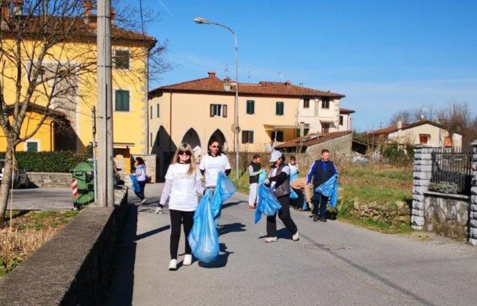 Con guanti e sacchi i volontari ripuliscono la Via del Volto Santo 