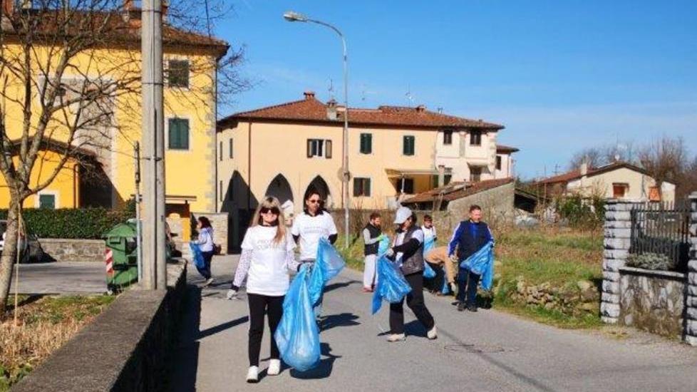 Con guanti e sacchi i volontari ripuliscono la Via del Volto Santo