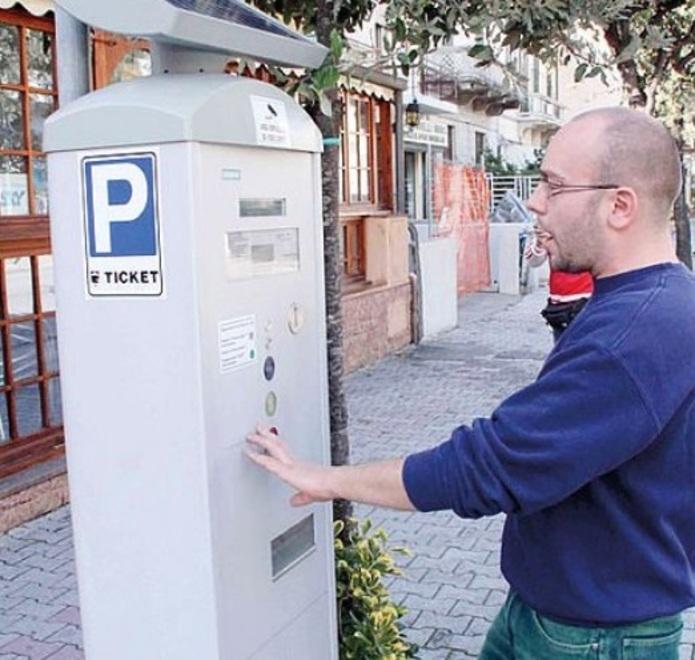 Servono cartelli che segnalino le nuove regole sulla sosta 